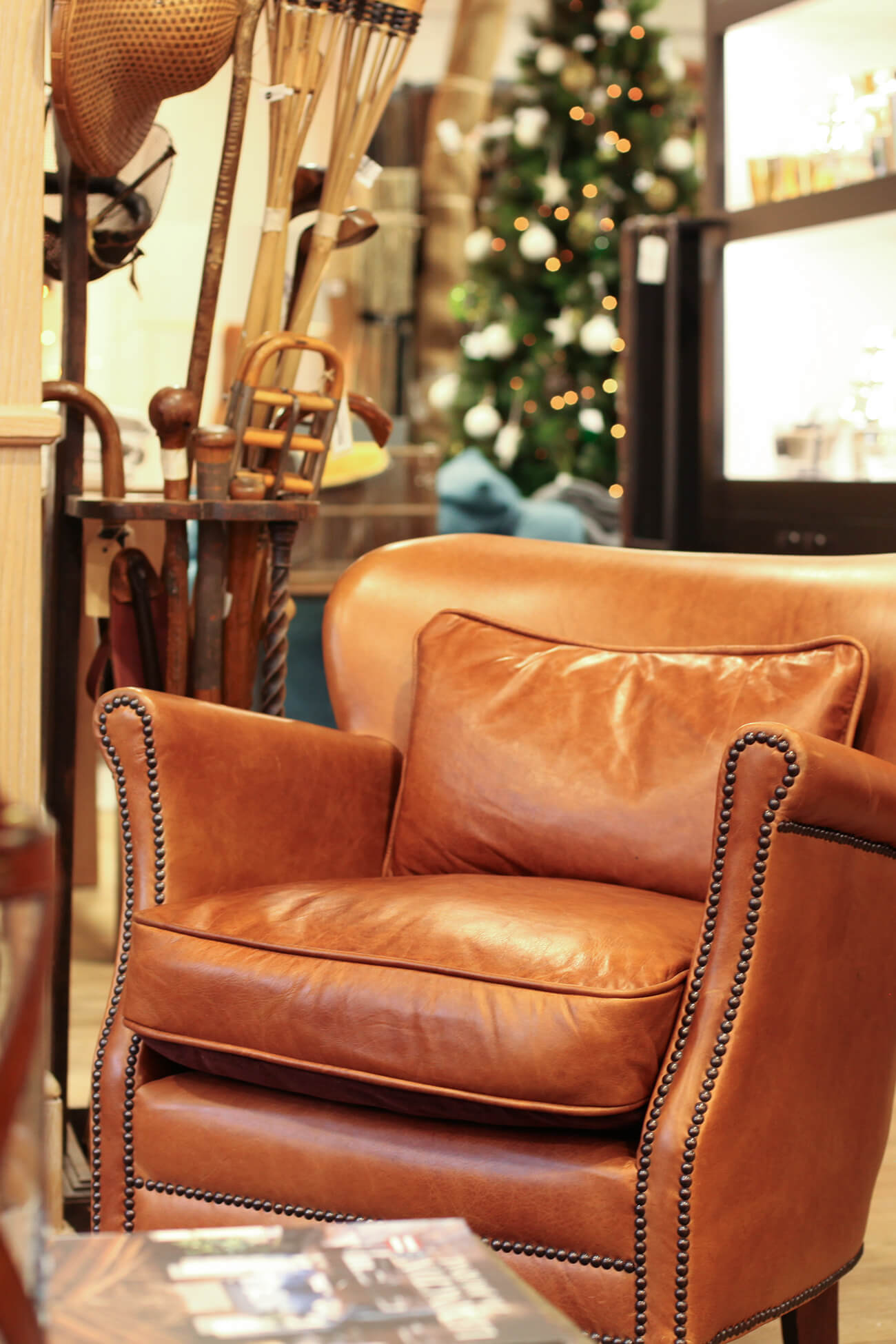 magasin-deco-capferret-grand-orme-meubles-fauteuils-cuir-vintage