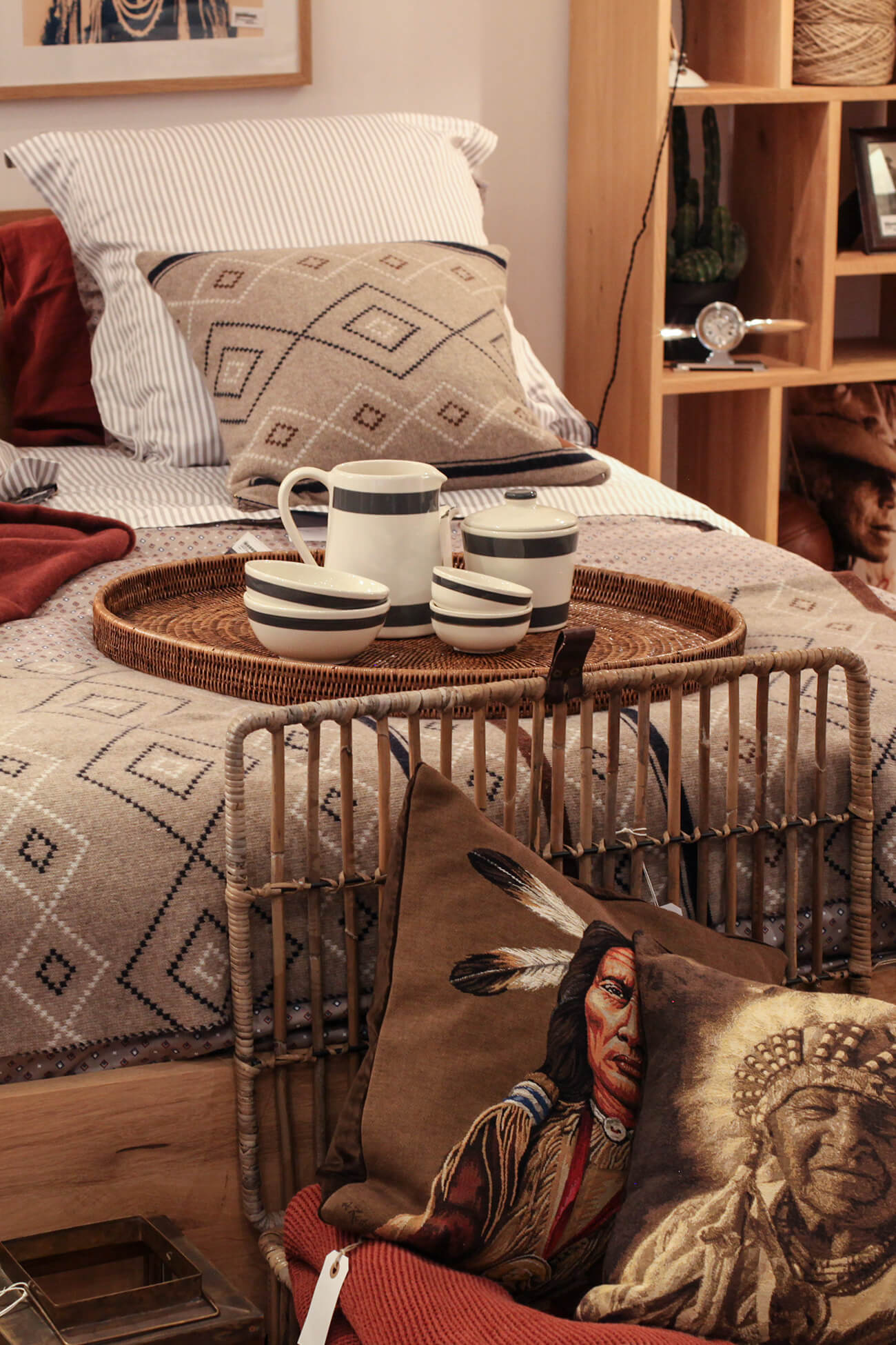 magasin-deco-grand-orme-plateau-coussins-tasses-bols