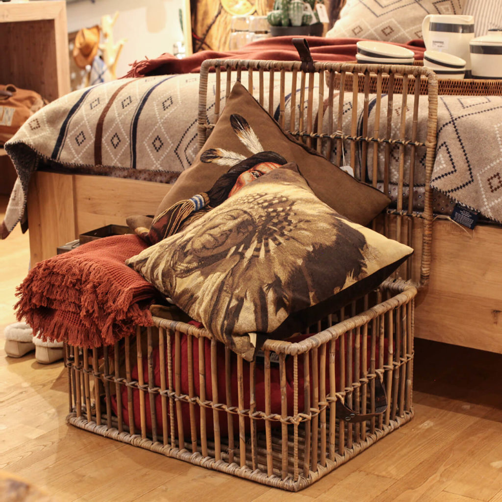 magasin-deco-grand-orme-coffre-lit-chambre-coussins